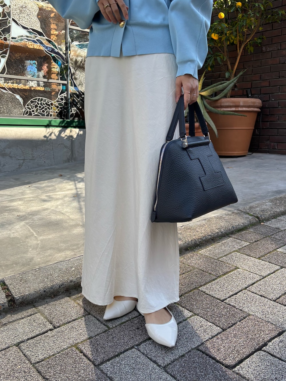 ブルー系のボストンバッグを着用したレディースの冬コーディネートの3枚目の写真