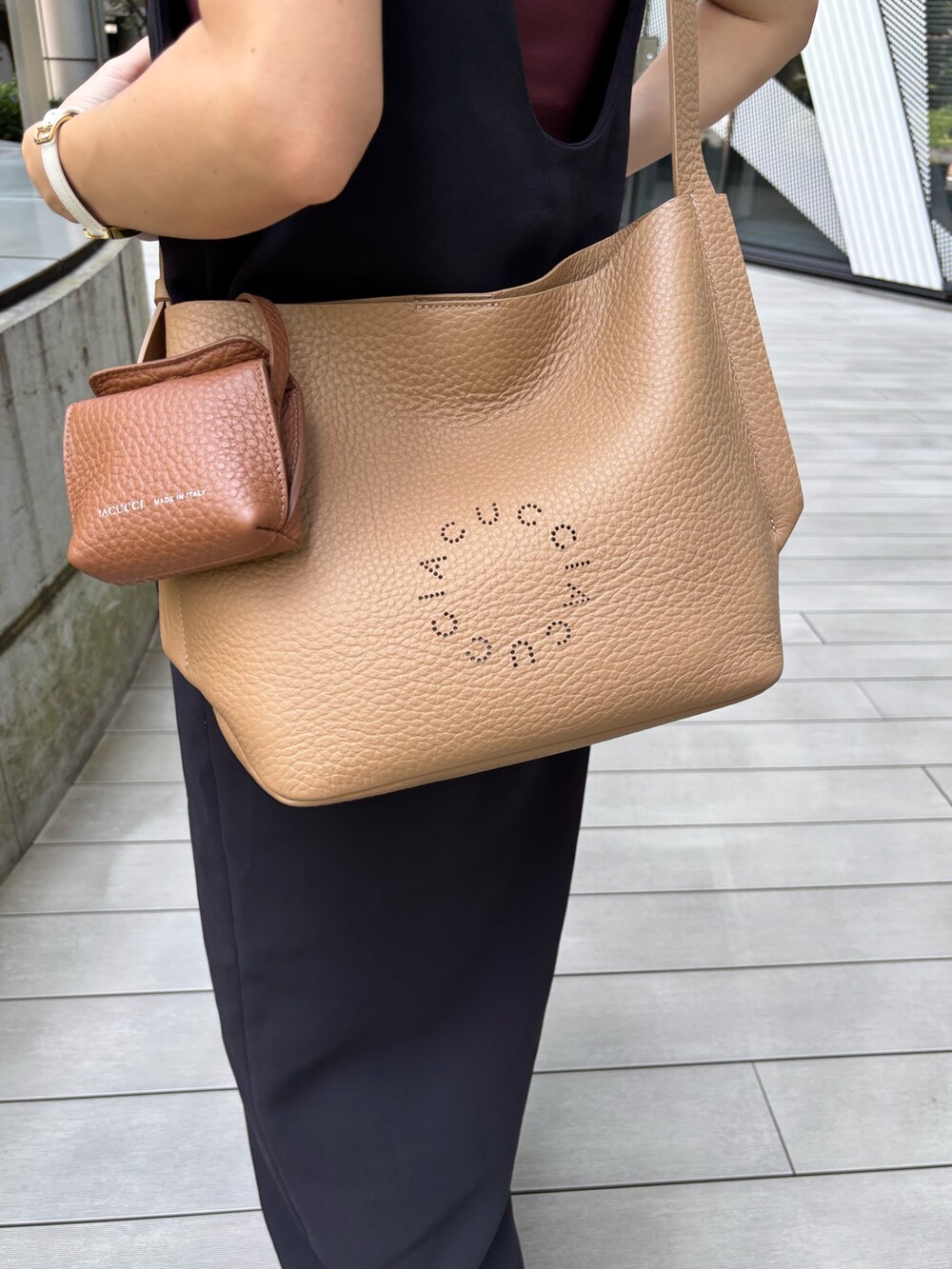 イエロー系のショルダーバッグ、イエロー系のその他小物を着用したレディースの夏コーディネートの2枚目の写真