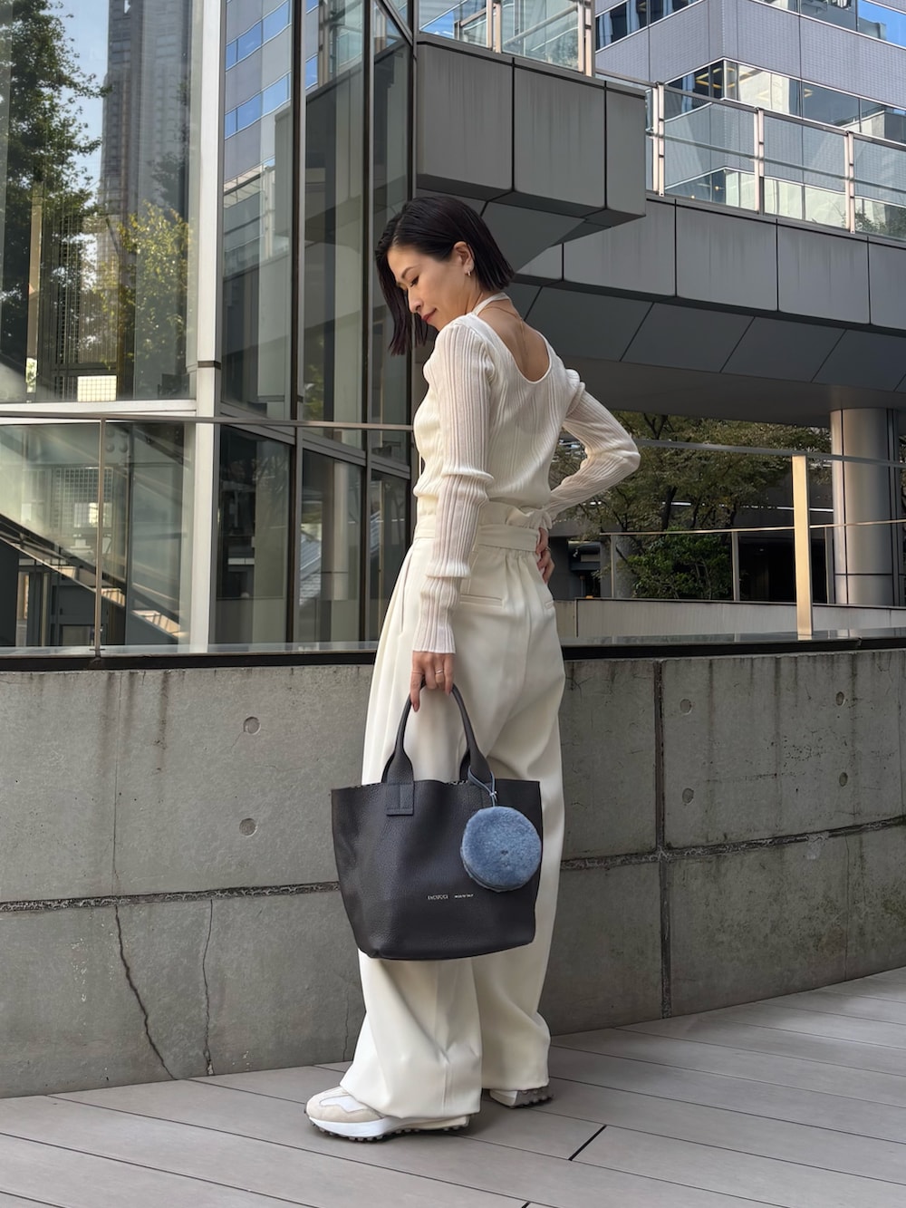 グレー系のトートバッグ、ブルー系のその他小物を着用したレディースの秋コーディネートの2枚目の写真