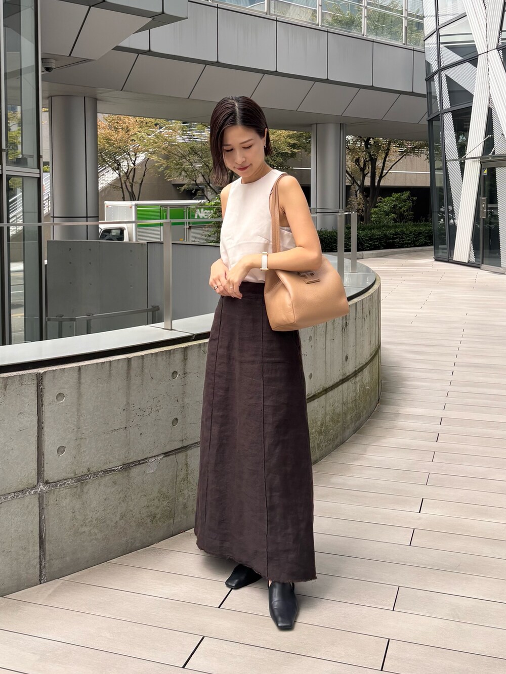 イエロー系のトートバッグを着用したレディースの秋コーディネートの2枚目の写真