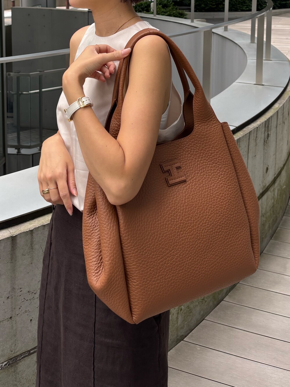 イエロー系のトートバッグを着用したレディースの秋コーディネートの3枚目の写真