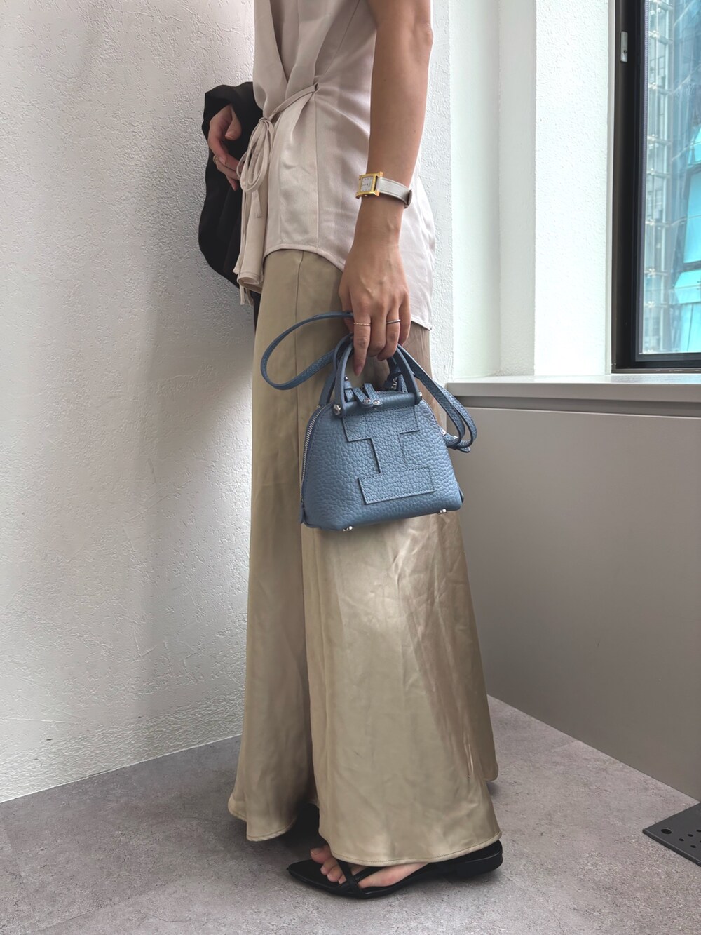 ブルー系のトートバッグを着用したレディースの秋コーディネートの3枚目の写真
