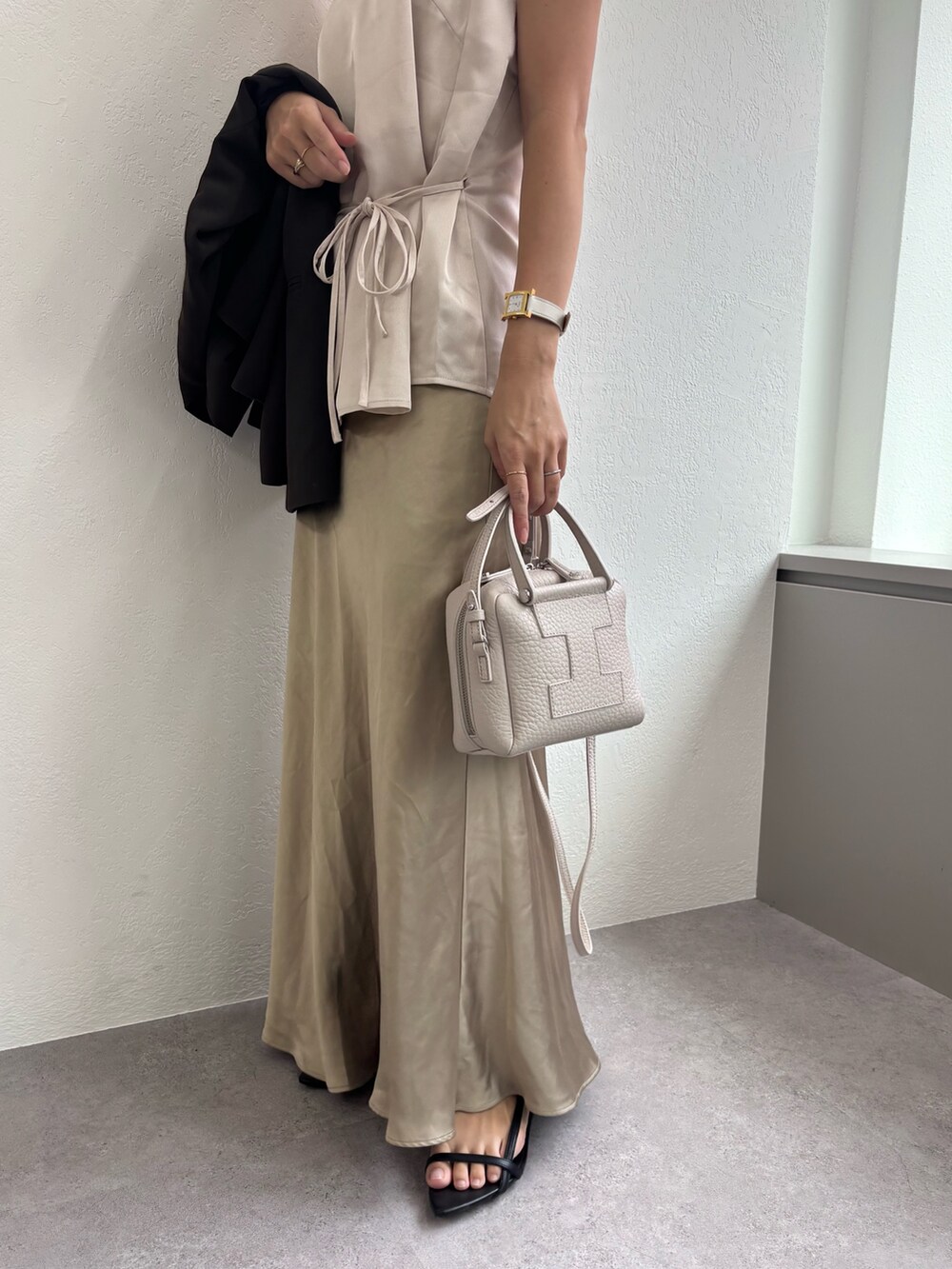 ホワイト系のトートバッグを着用したレディースの秋コーディネートの3枚目の写真