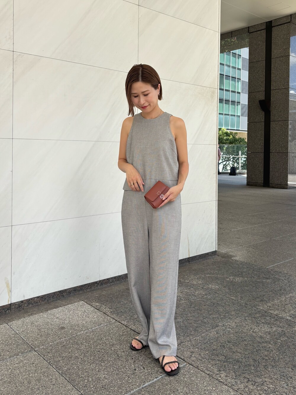 ブラウン系の財布を着用したレディースの夏コーディネートの2枚目の写真