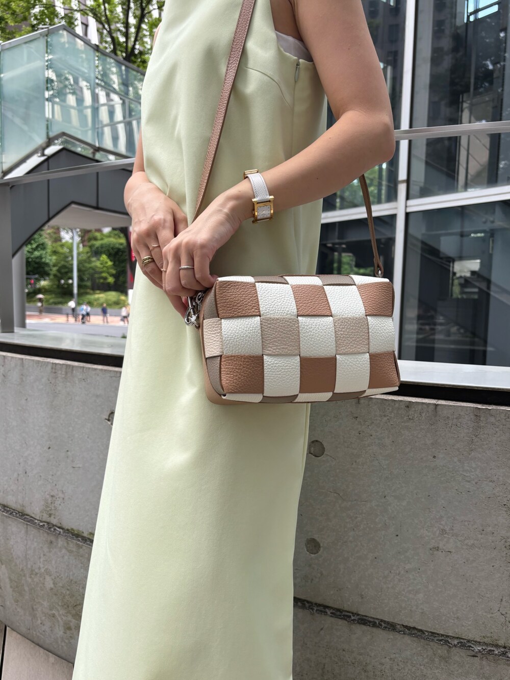 イエロー系のショルダーバッグを着用したレディースの夏コーディネートの2枚目の写真