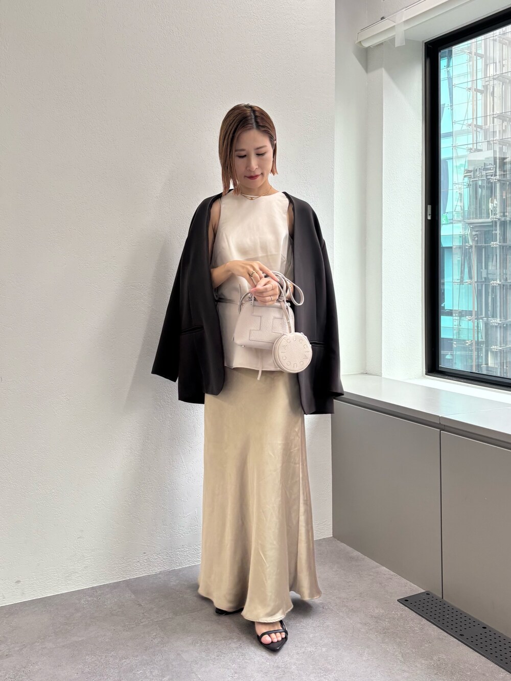 ホワイト系のトートバッグを着用したレディースの秋コーディネートの3枚目の写真