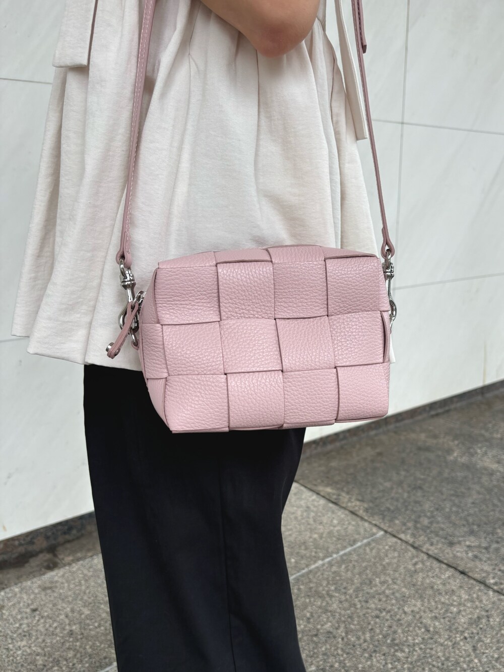 ピンク系のショルダーバッグを着用したレディースの秋コーディネートの3枚目の写真