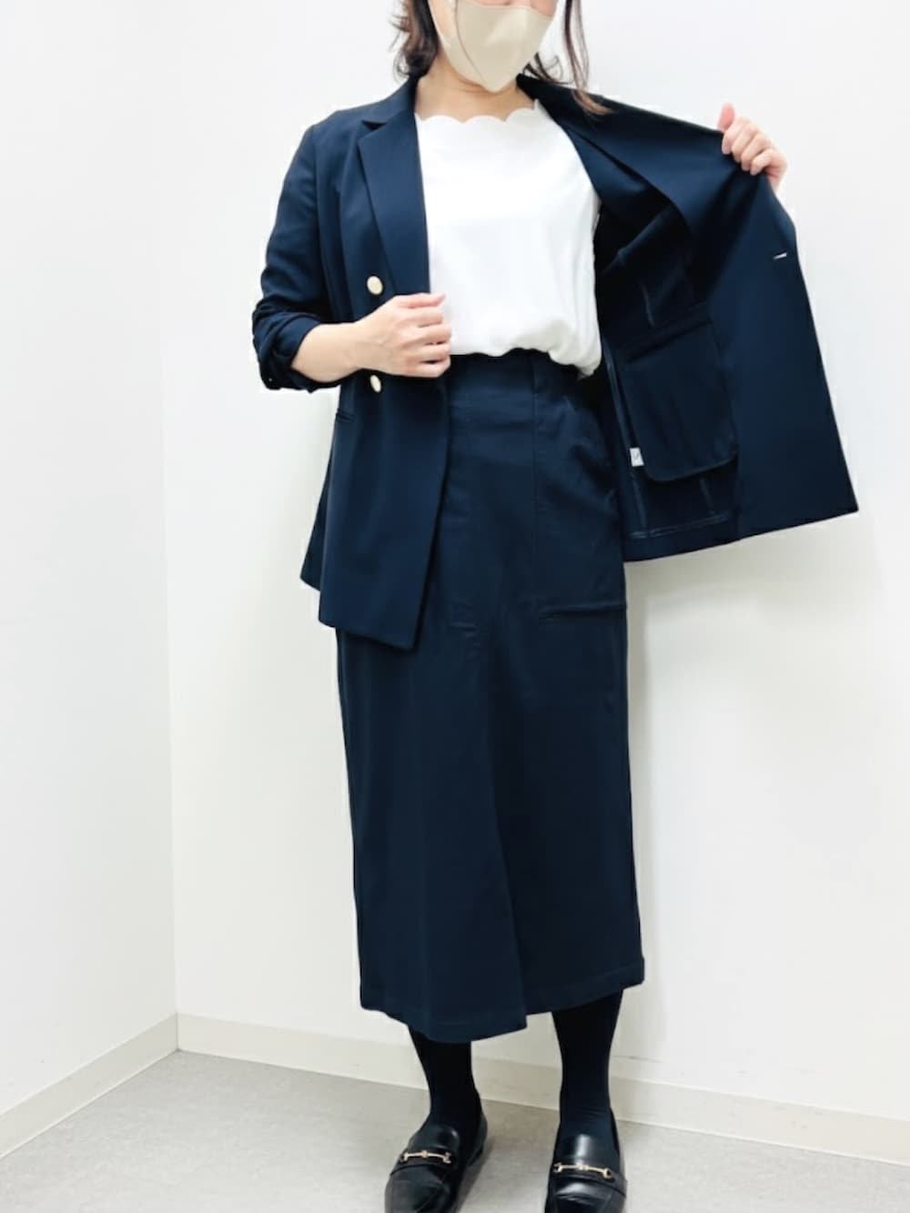 ブルー系のジャケット/アウター、ブルー系のスカートを着用したレディースの冬コーディネートの3枚目の写真