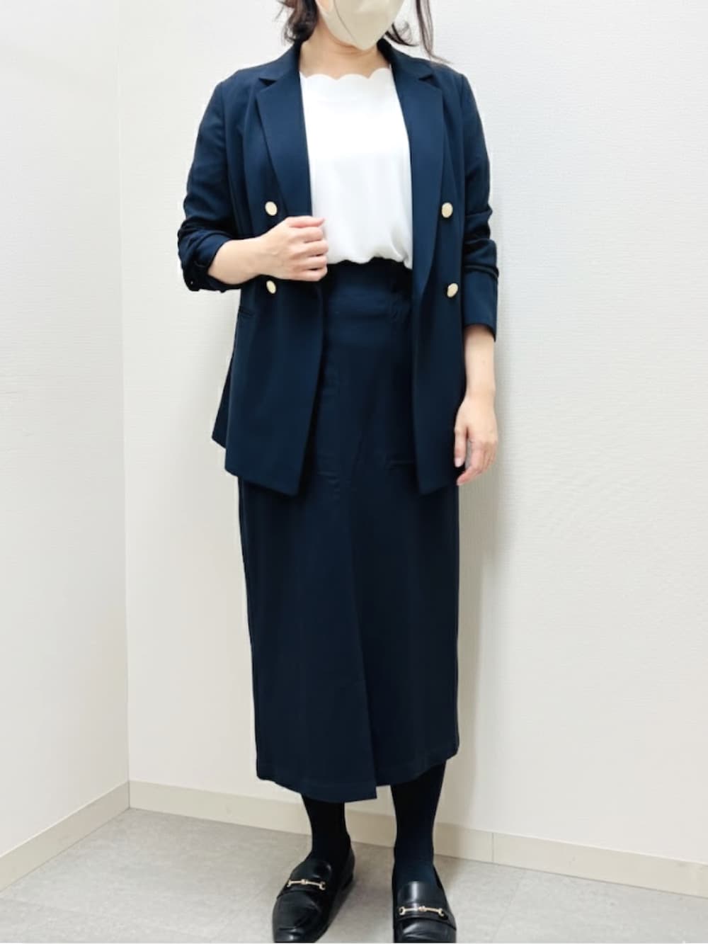 ブルー系のジャケット/アウター、ブルー系のスカートを着用したレディースの冬コーディネートの2枚目の写真