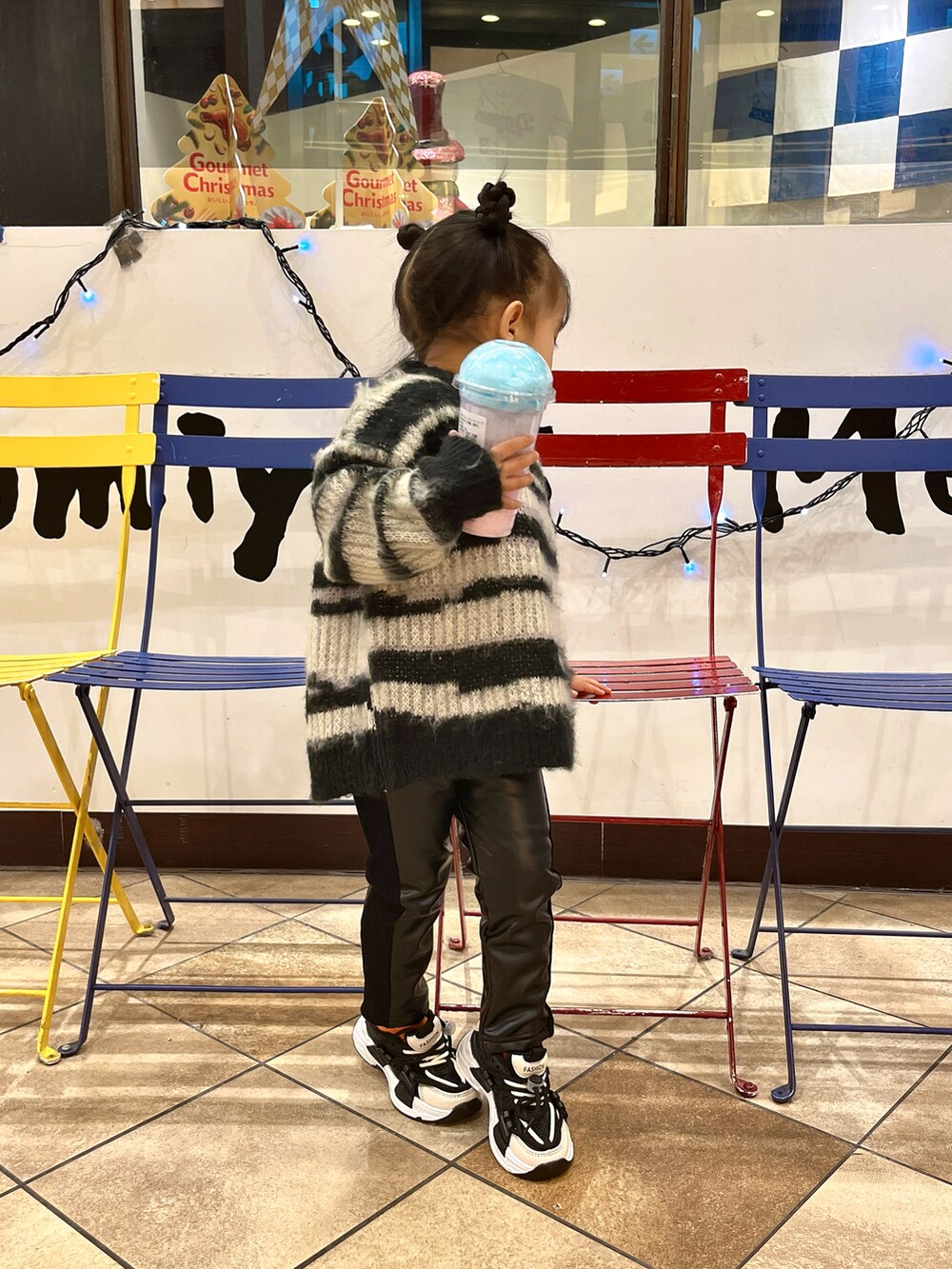 「休日スタイル、今日のコーデ、韓国子供服、おしゃれさんと繋がりたい、いいね、save、フォローお願いします🤑、モノトーン、キッズコーデ、キッズファッション、キッズモデル、冬コーデ」｜「miamiaのアイテム（ニット/セーター、ホワイト系）」を使った、miamiaoriginalさん（キッズ・90cm）の冬コーディネートの2枚目の写真