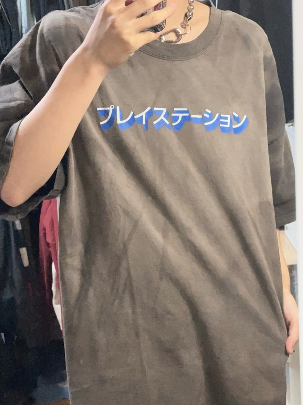 ブラウン系のTシャツ/カットソー、ブルー系のデニムパンツ、ホワイト系のスニーカーを着用したメンズの春コーディネートの2枚目の写真