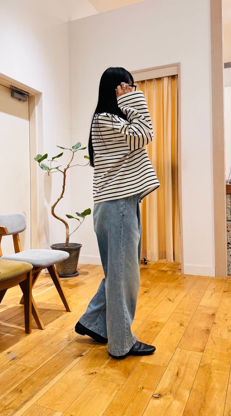 ブルー系のデニムパンツ、ブラック系のTシャツ/カットソーを着用したレディースの冬コーディネートの2枚目の写真