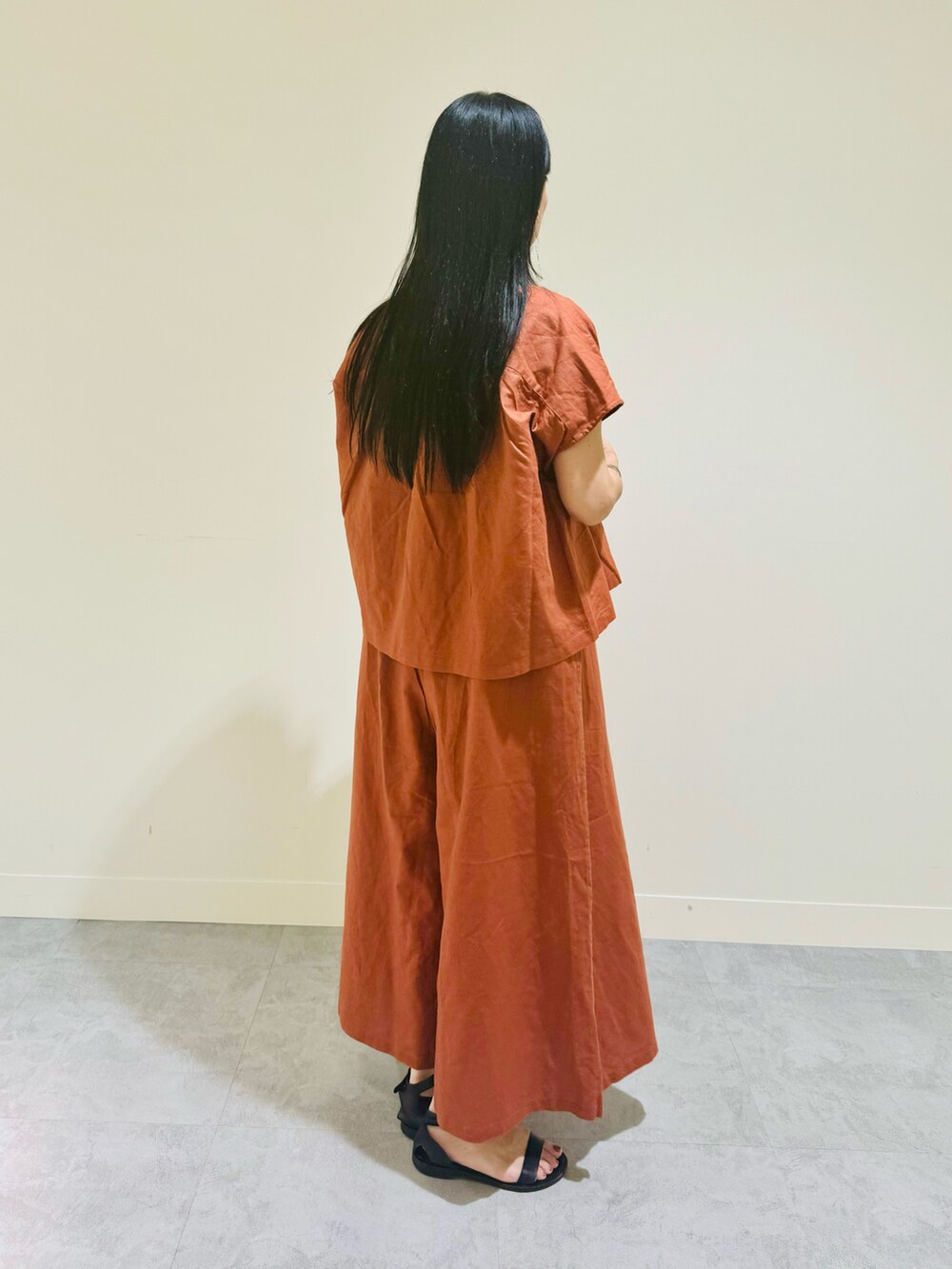 「かぐれ、オールインワン、テラコッタ」｜「かぐれのアイテム（オールインワン・サロペット、オレンジ系）」を使った、RIE/yoshidaさん（レディース・164cm）の夏コーディネートの3枚目の写真