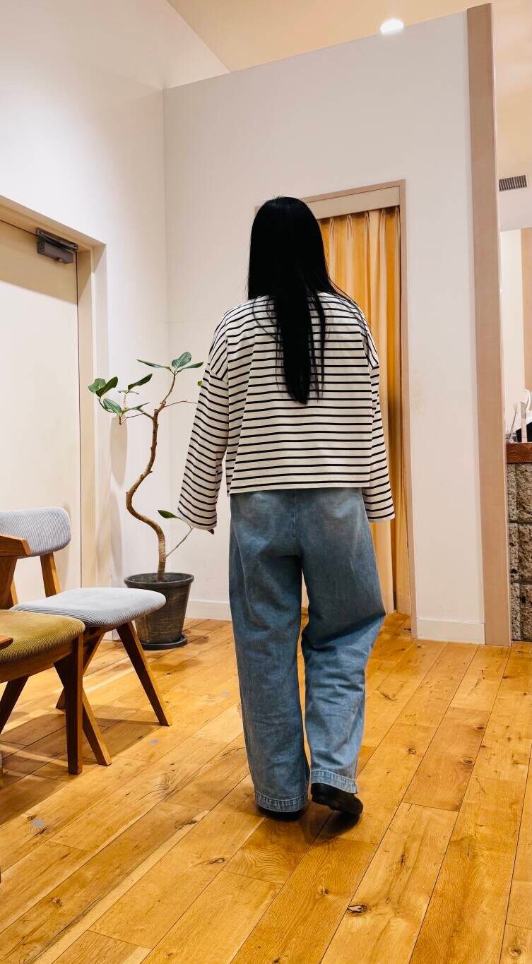 ブルー系のデニムパンツ、ブラック系のTシャツ/カットソーを着用したレディースの冬コーディネートの3枚目の写真