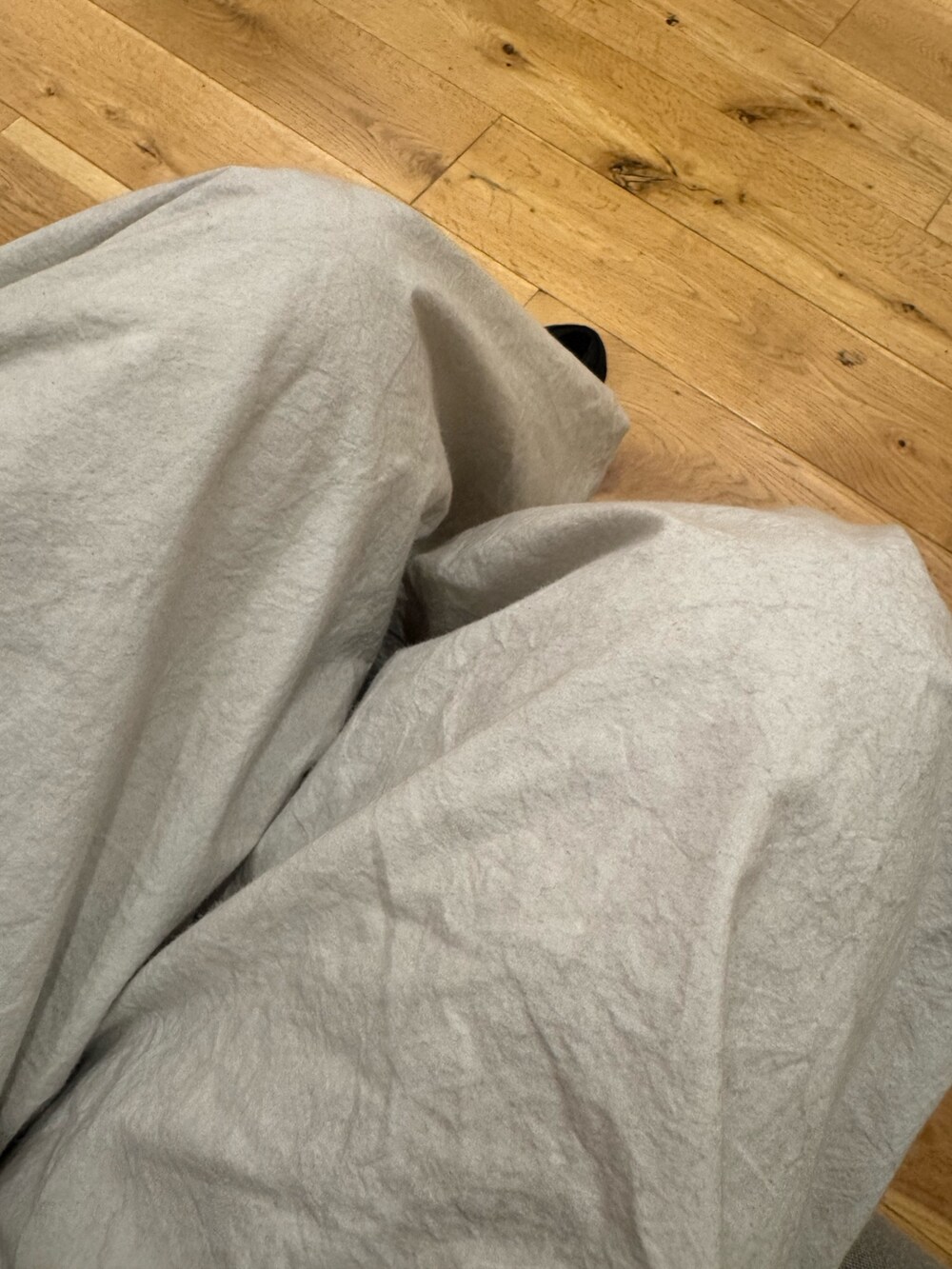 ホワイト系のパンツを着用したレディースの秋コーディネートの2枚目の写真