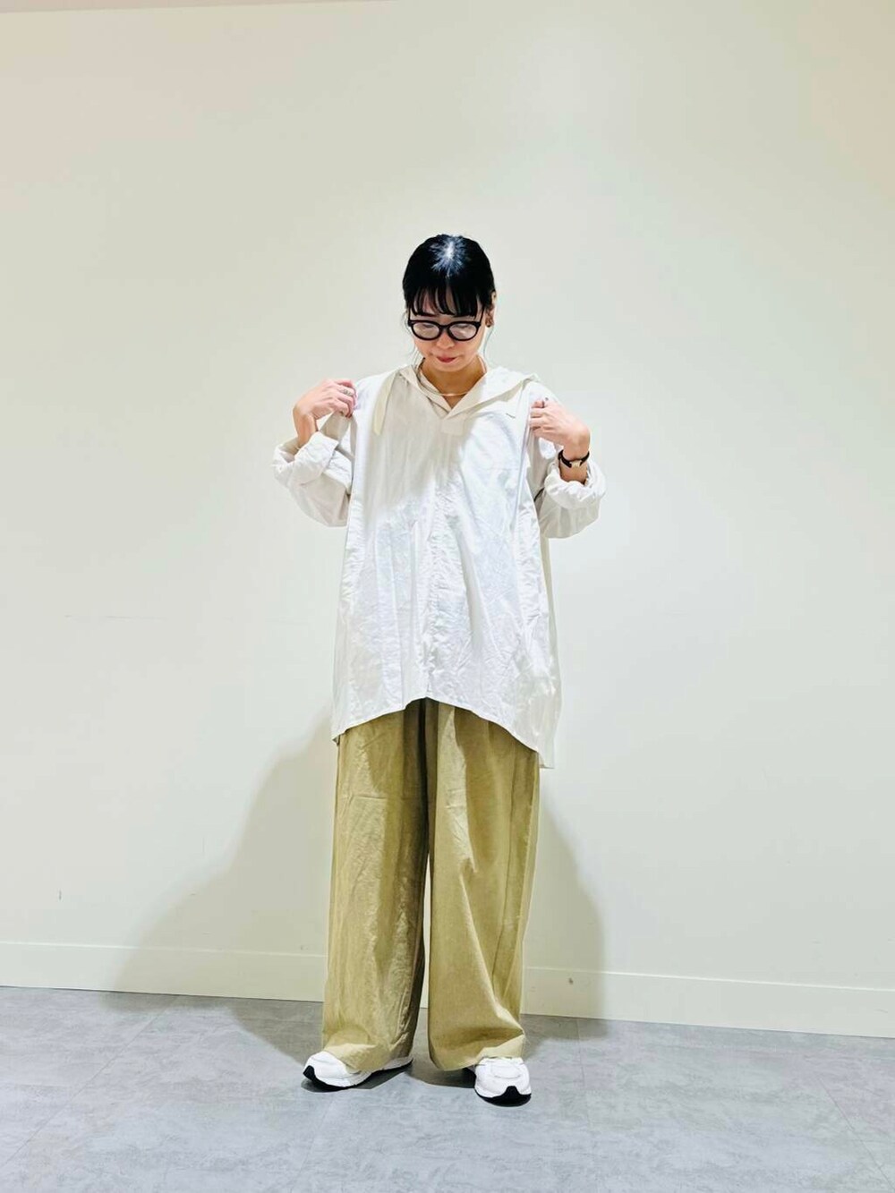 ホワイト系のチュニック、ベージュ系のその他パンツを着用したレディースの秋コーディネートの2枚目の写真