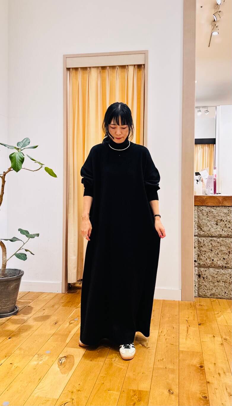 ブラック系のワンピースを着用したレディースの冬コーディネートの4枚目の写真