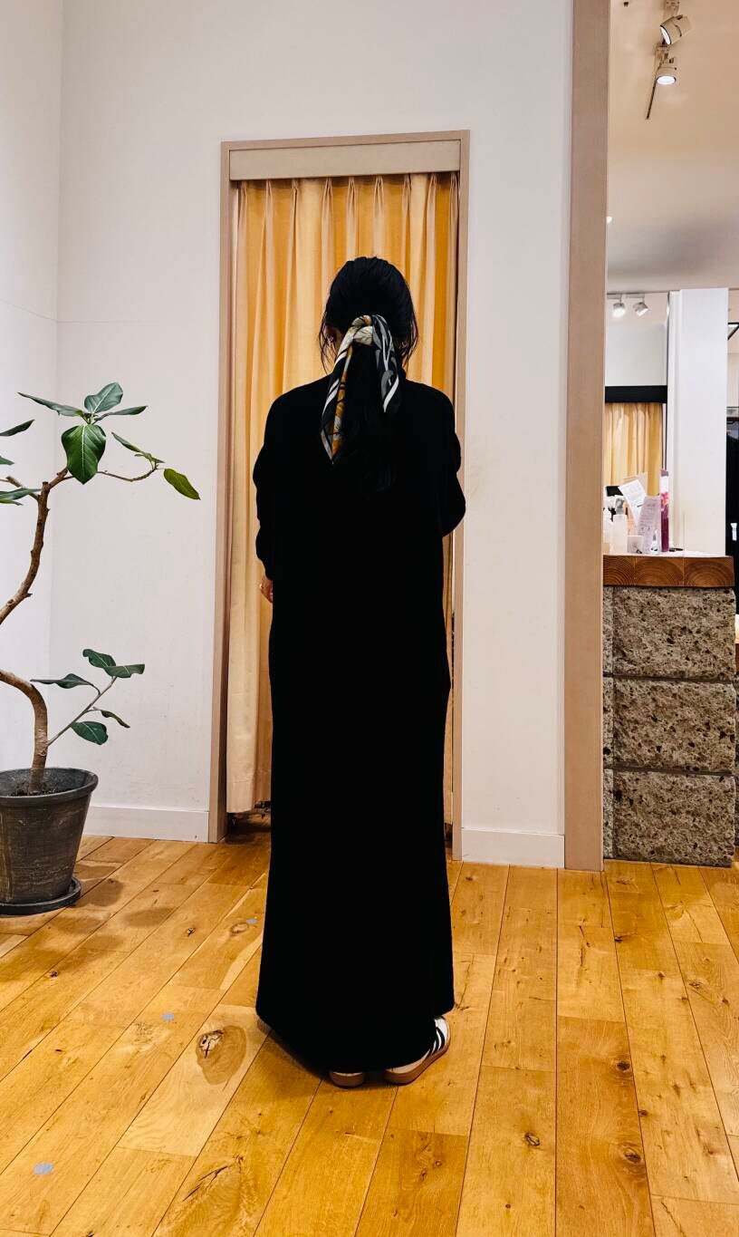 ブラック系のワンピースを着用したレディースの冬コーディネートの3枚目の写真