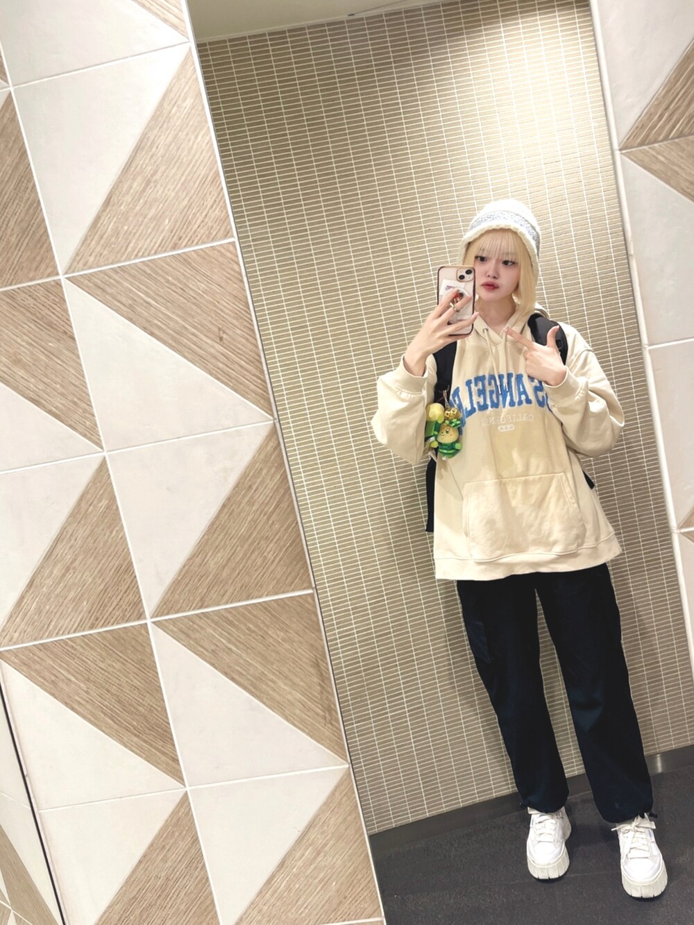 「パンツスタイル、カジュアルコーデ、スポーツミックス、本日のコーデ」｜「H&Mのアイテム（パーカー、イエロー系）」を使った、かのうゆめ莉さん（レディース・162cm）の冬コーディネートの2枚目の写真