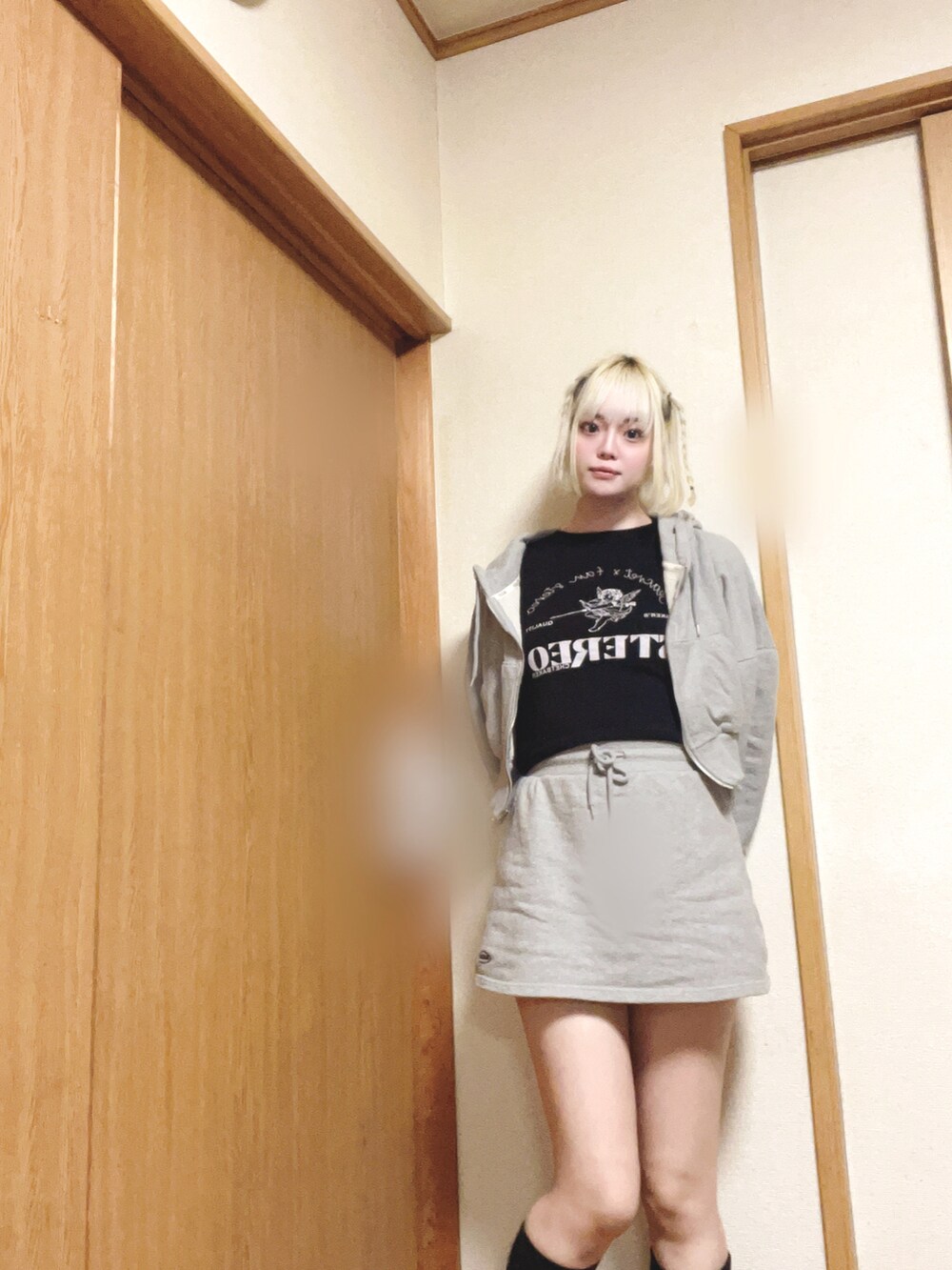 グレー系のパーカー、グレー系のスカートを着用したレディースの冬コーディネートの2枚目の写真