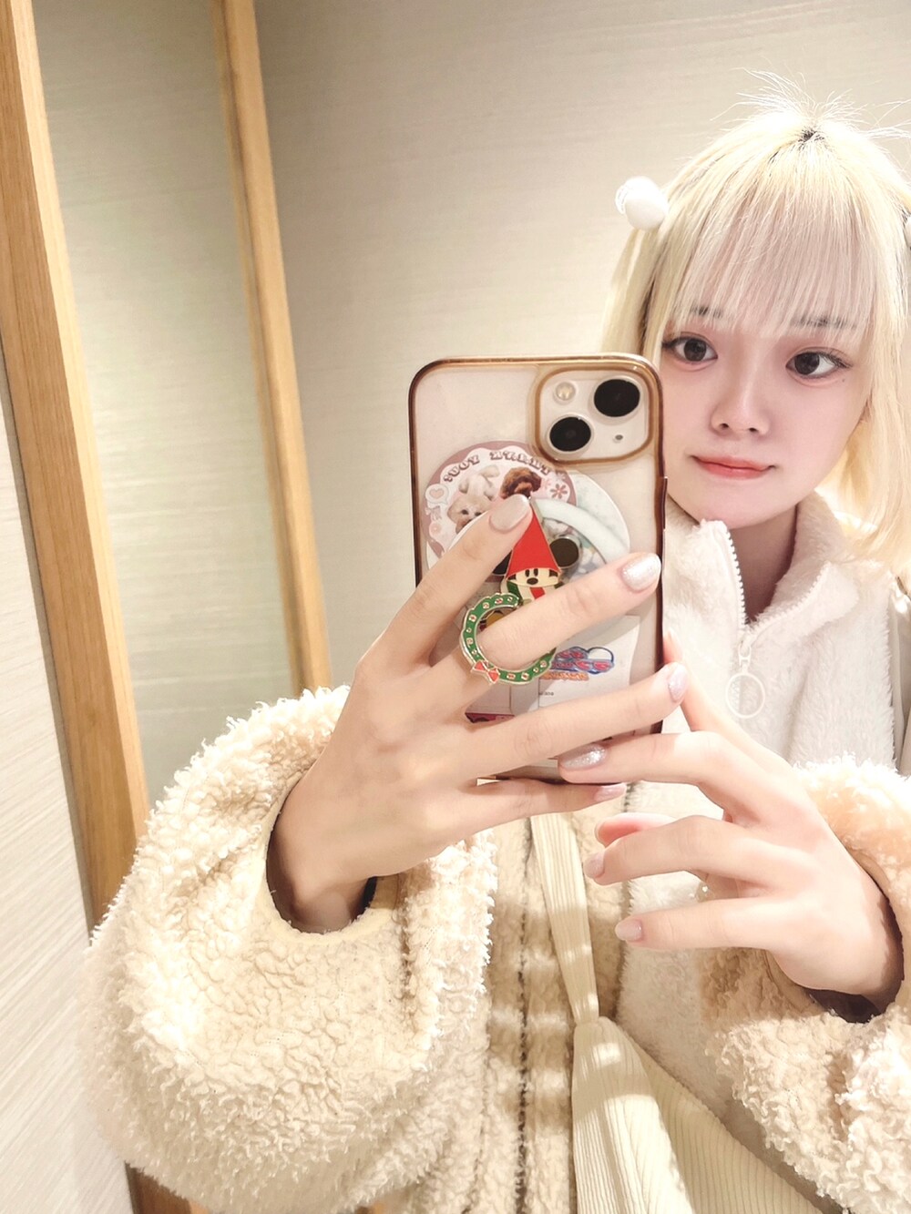 「お出かけコーデ、タートルネック、もこもこ、本日のコーデ、ホワイトコーデ」｜「ANDGEEBEEのアイテム（パーカー、ホワイト系）」を使った、かのうゆめ莉さん（レディース・162cm）の冬コーディネートの2枚目の写真