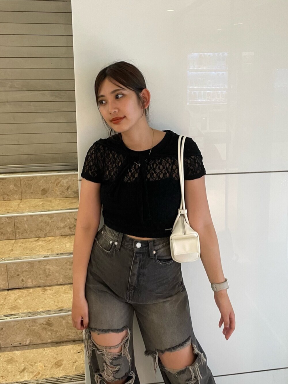 ブラック系のサンダル、ホワイト系のハンドバッグ、ブラック系のTシャツ/カットソーを着用したレディースの夏コーディネートの5枚目の写真