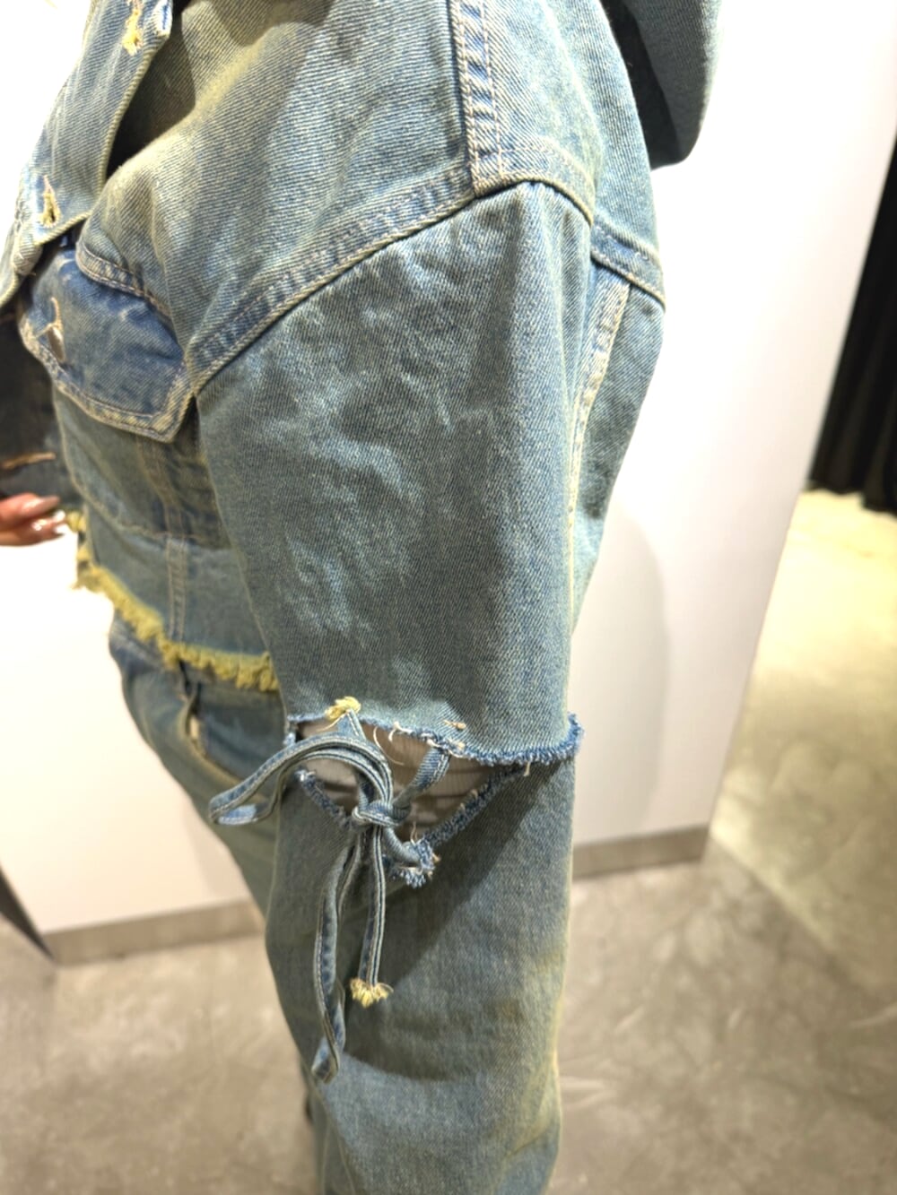 ホワイト系のTシャツ/カットソー、ブルー系のデニムジャケット、ブルー系のデニムパンツを着用したレディースの冬コーディネートの5枚目の写真