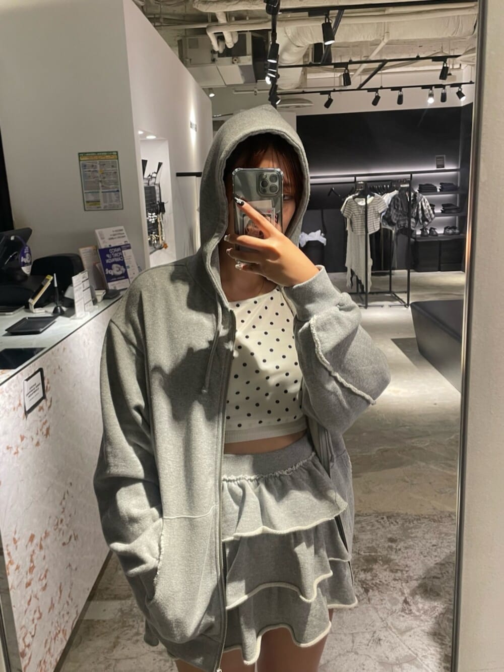 その他のTシャツ/カットソー、グレー系のパーカー、グレー系のスカートを着用したレディースの秋コーディネートの5枚目の写真