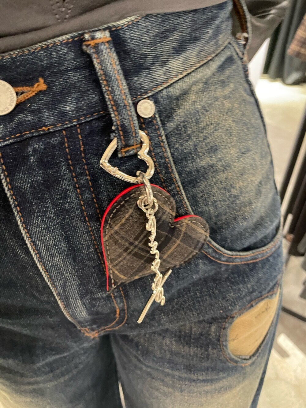 ブラック系のブーツ、ブラック系のブルゾン、グレー系のTシャツ/カットソーを着用したレディースの秋コーディネートの6枚目の写真