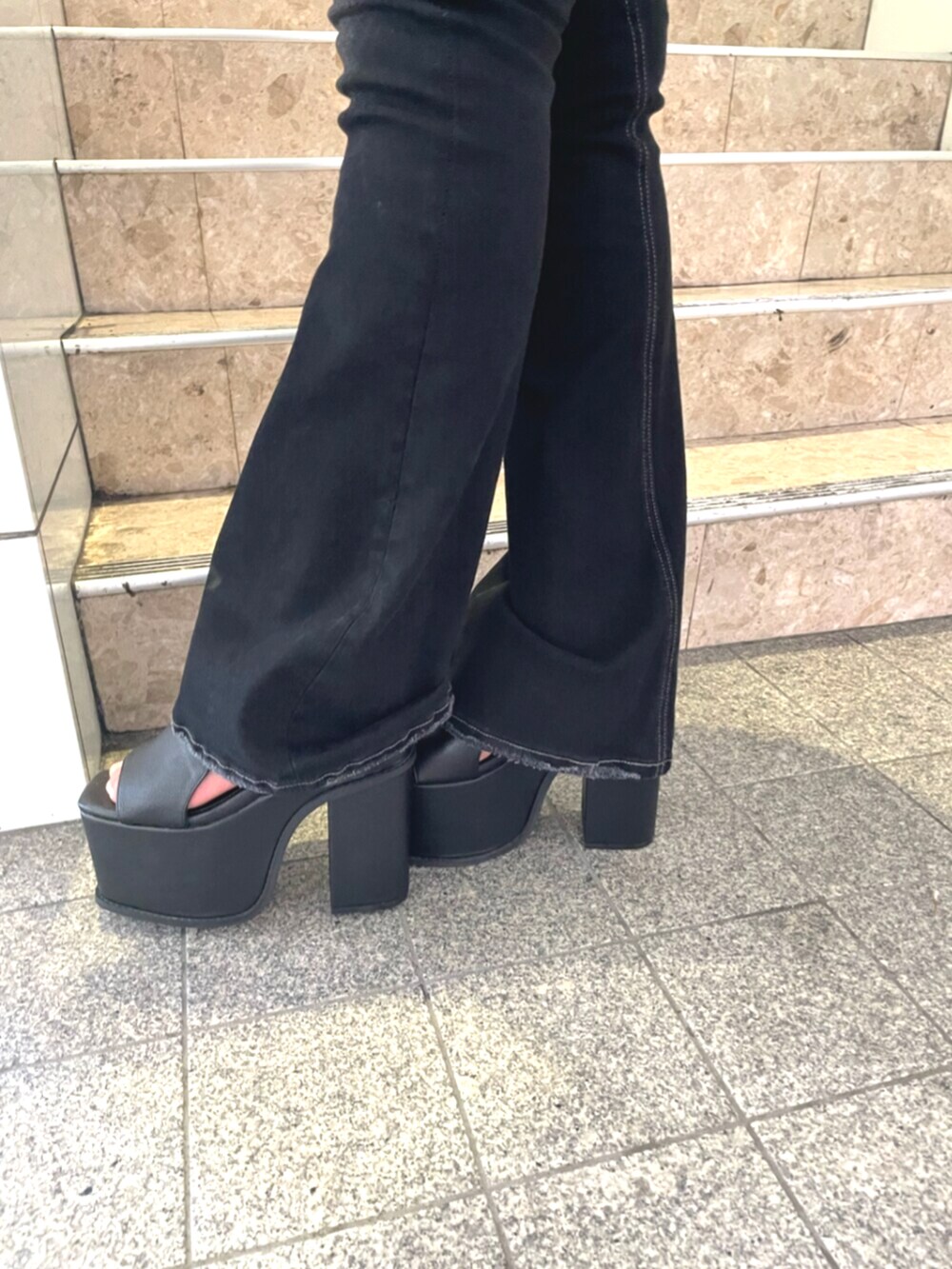 その他のTシャツ/カットソー、ブラック系のデニムパンツ、ブラック系のサンダルを着用したレディースの秋コーディネートの8枚目の写真