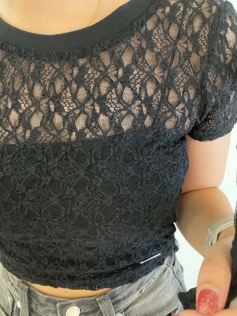 ブラック系のサンダル、ホワイト系のハンドバッグ、ブラック系のTシャツ/カットソーを着用したレディースの夏コーディネートの8枚目の写真