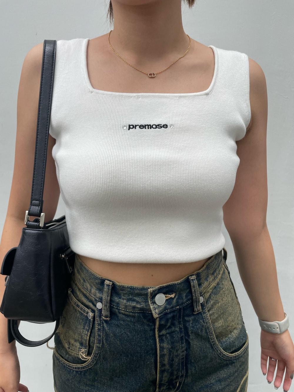 ホワイト系のTシャツ/カットソー、ブルー系のデニムパンツ、ブラウン系のサンダルを着用したレディースの夏コーディネートの5枚目の写真