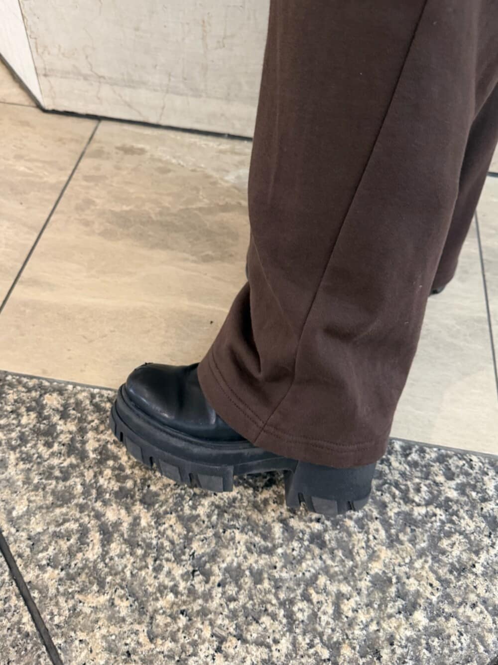 ブラック系のブーツ、ブラウン系のトートバッグ、ブラック系のニット/セーターを着用したレディースの冬コーディネートの8枚目の写真