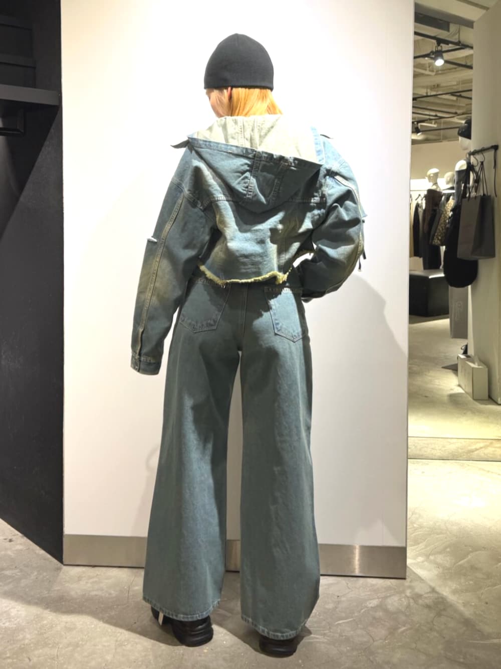 ホワイト系のTシャツ/カットソー、ブルー系のデニムジャケット、ブルー系のデニムパンツを着用したレディースの冬コーディネートの3枚目の写真