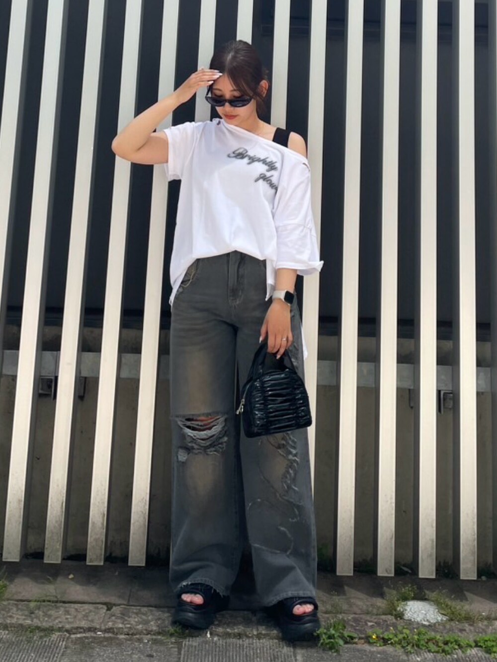 ホワイト系のTシャツ/カットソー、ブラック系のタンクトップ、ブラック系のハンドバッグを着用したレディースの春コーディネートの2枚目の写真
