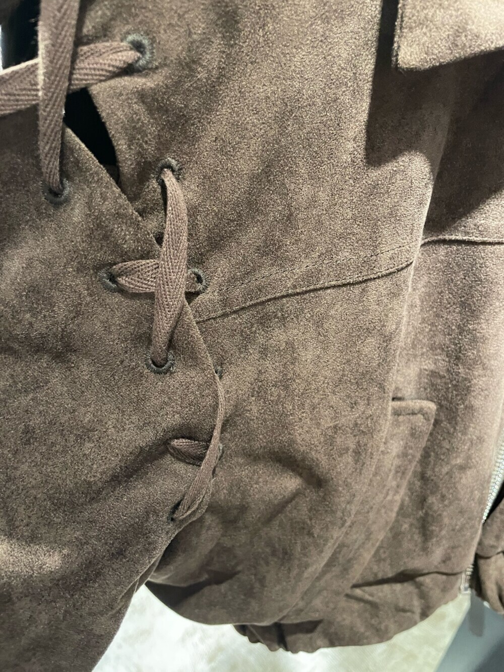 ブラック系のキャミソール、ブラック系のブーツ、ブラウン系のブルゾンを着用したレディースの秋コーディネートの5枚目の写真