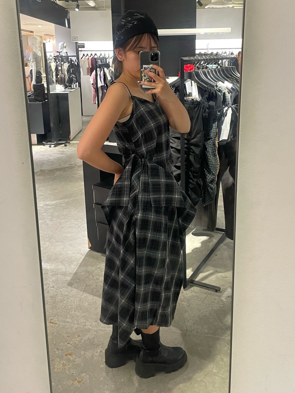 ブラック系のワンピース、ブラック系のブーツ、ブラック系のニットキャップ/ビーニーを着用したレディースの夏コーディネートの2枚目の写真