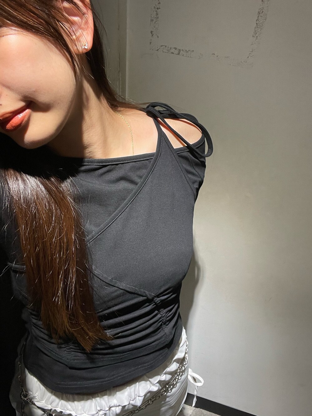 ブラック系のTシャツ/カットソー、ホワイト系のその他パンツ、ブラック系のサンダルを着用したレディースの春コーディネートの3枚目の写真
