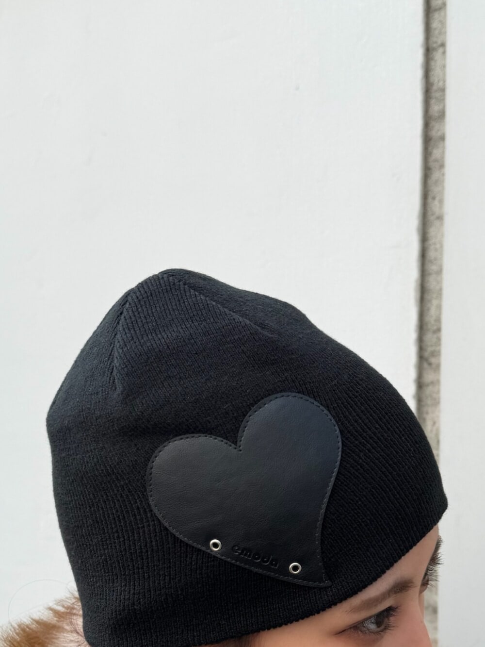 ブラック系のブルゾン、ブラック系のスカート、ブラウン系のニット/セーターを着用したレディースの冬コーディネートの5枚目の写真