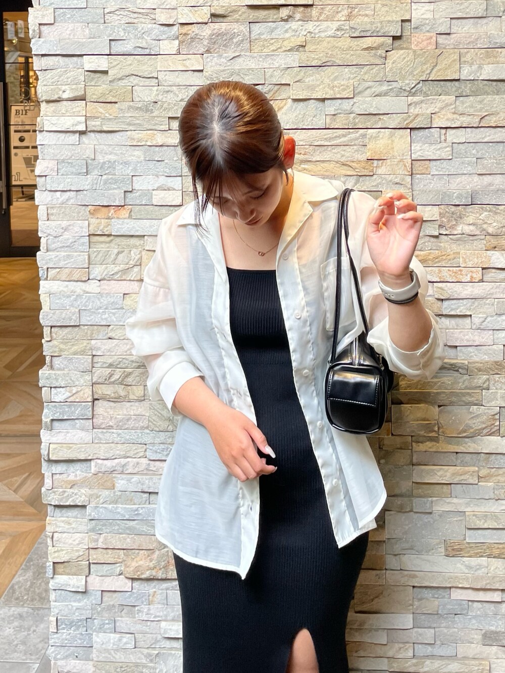 ホワイト系のシャツ/ブラウス、ブラック系のワンピース、ブラック系のハンドバッグを着用したレディースの夏コーディネートの4枚目の写真
