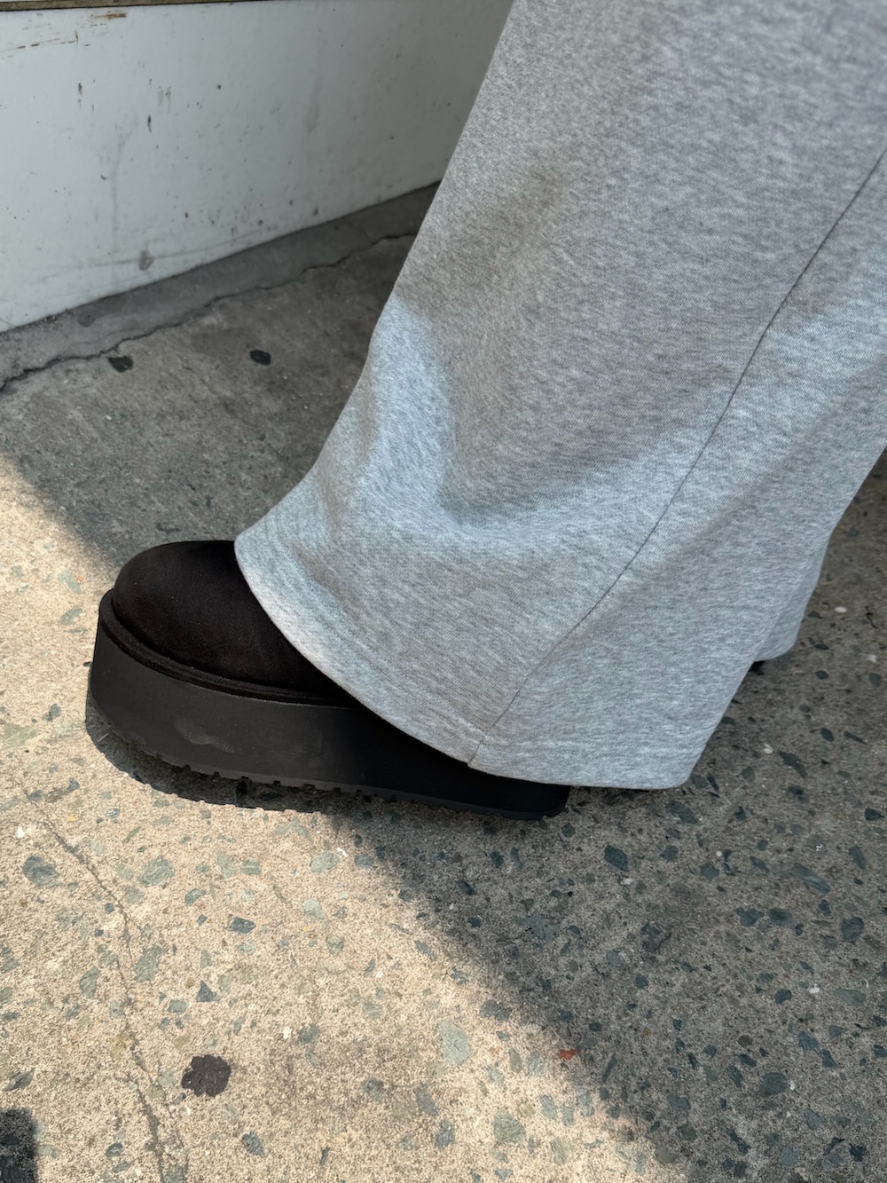 グレー系のTシャツ/カットソー、グレー系のその他パンツ、ブラック系のショルダーバッグを着用したレディースの夏コーディネートの7枚目の写真