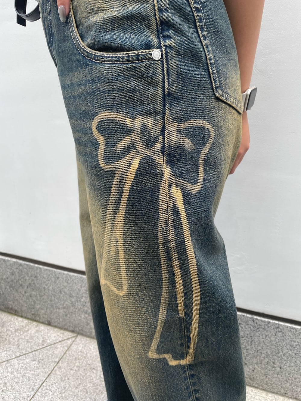 ホワイト系のTシャツ/カットソー、ブルー系のデニムパンツ、ブラウン系のサンダルを着用したレディースの夏コーディネートの6枚目の写真