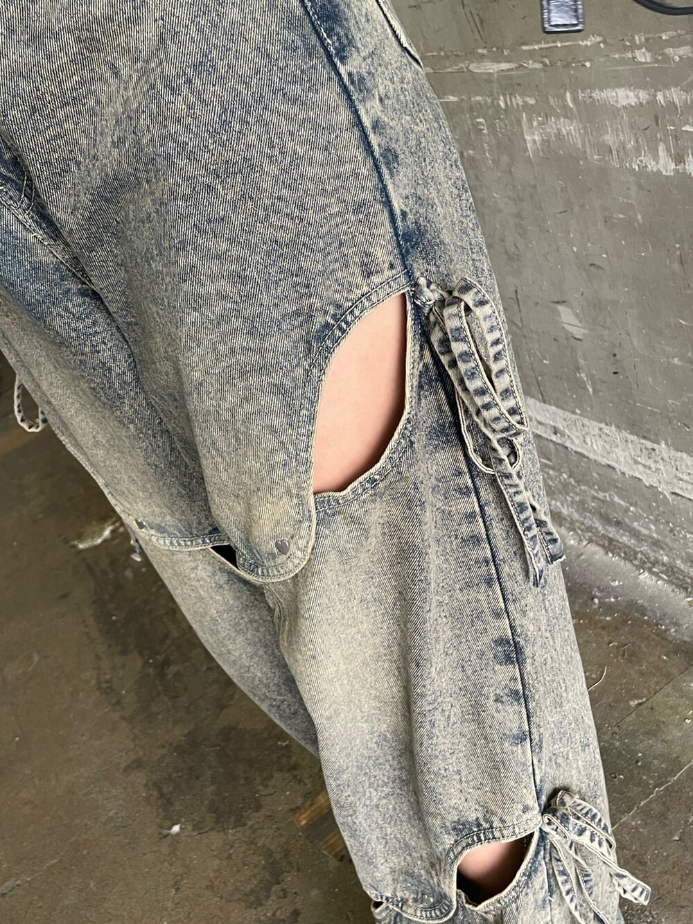 ブラウン系のタンクトップ、ブルー系のデニムパンツ、ブラック系のハンドバッグを着用したレディースの夏コーディネートの6枚目の写真
