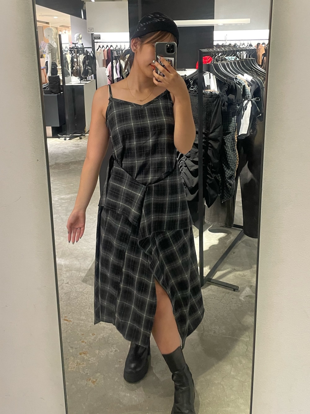 ブラック系のワンピース、ブラック系のブーツ、ブラック系のニットキャップ/ビーニーを着用したレディースの夏コーディネートの4枚目の写真