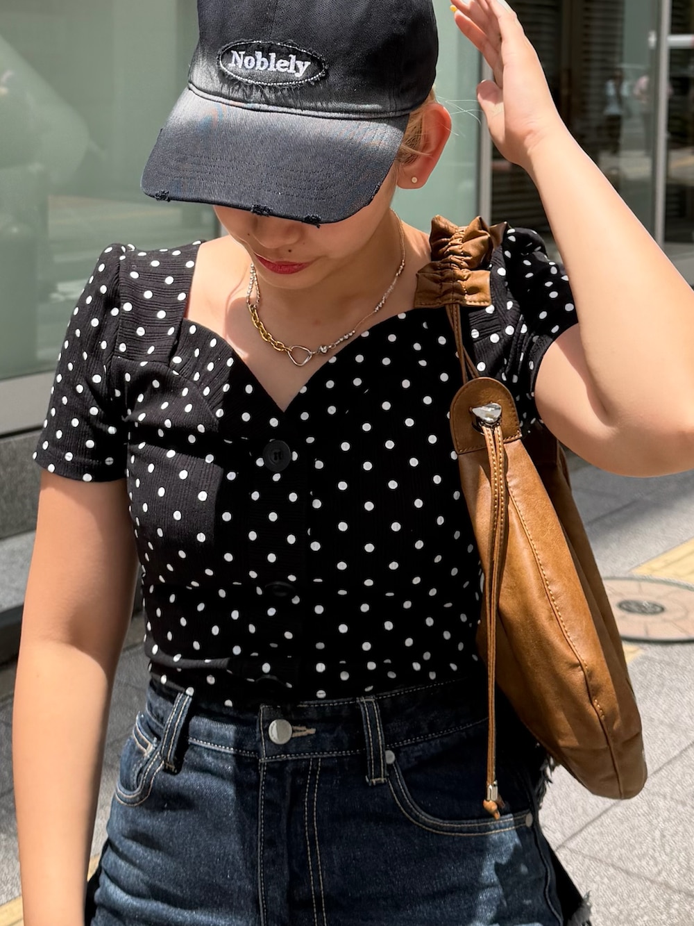 ブルー系のデニムパンツ、その他のTシャツ/カットソー、ブラック系のサンダルを着用したレディースの夏コーディネートの4枚目の写真