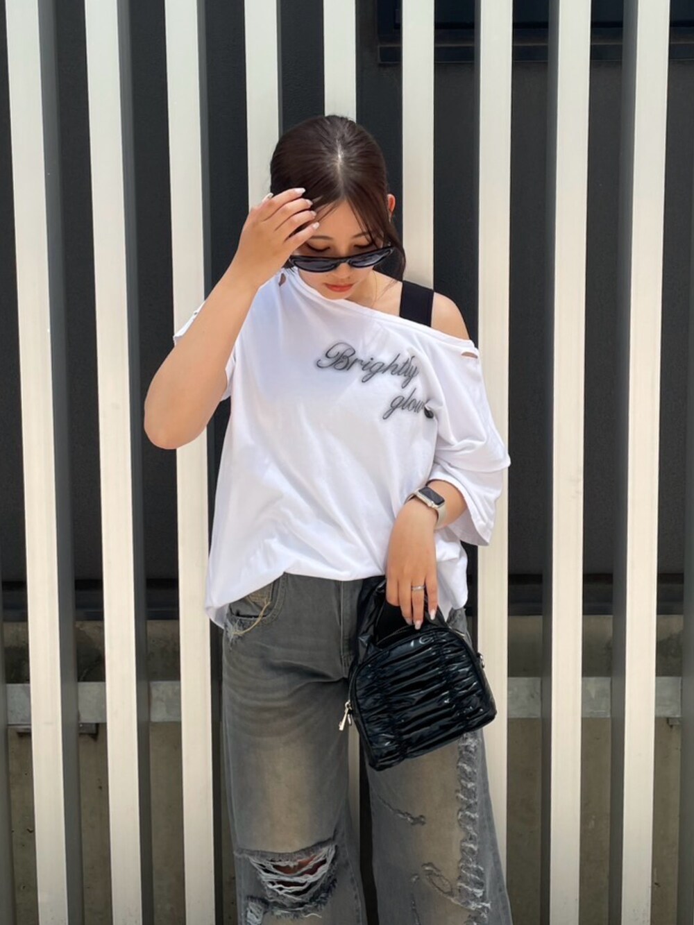 ホワイト系のTシャツ/カットソー、ブラック系のタンクトップ、ブラック系のハンドバッグを着用したレディースの春コーディネートの5枚目の写真