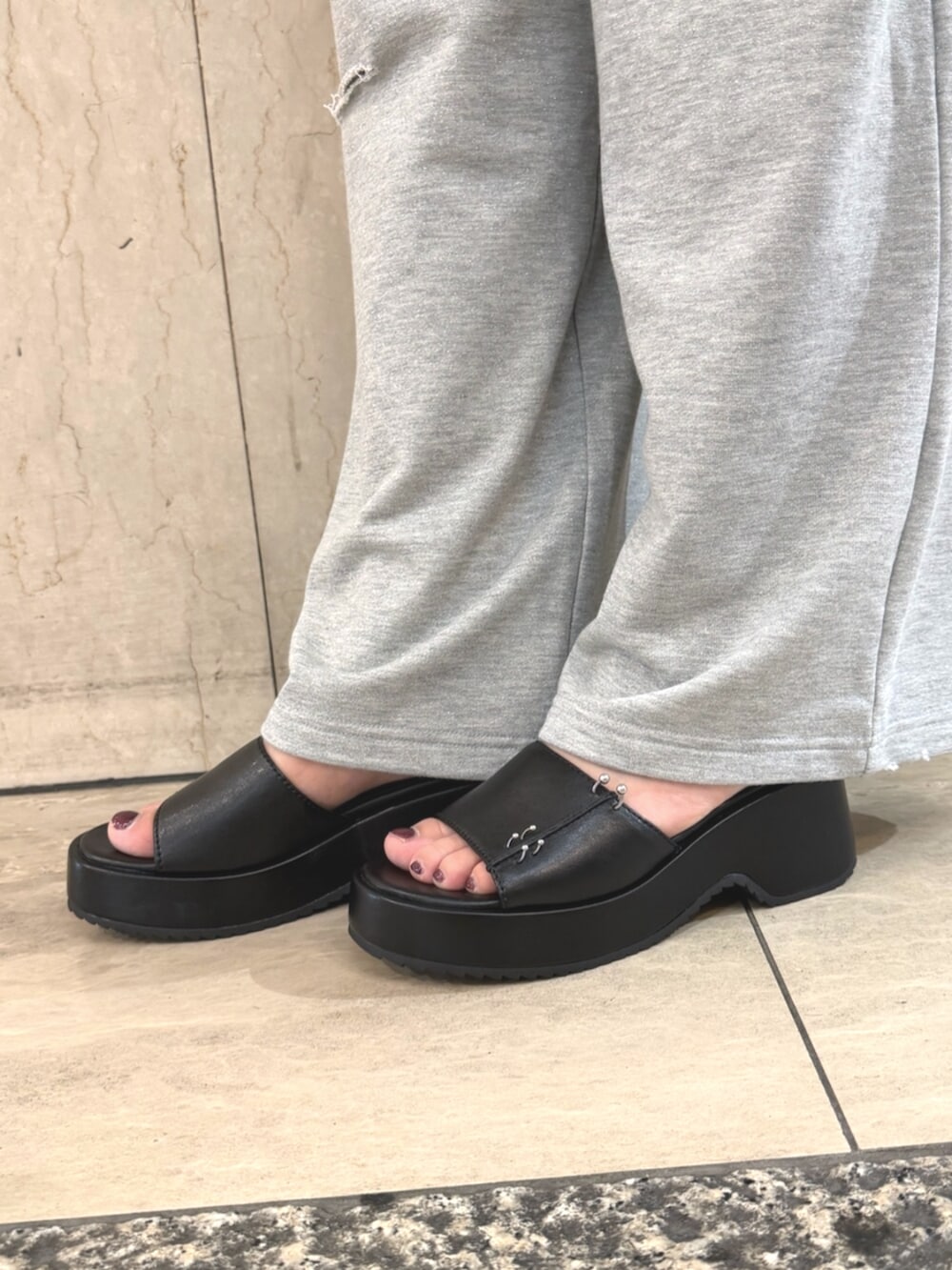 グレー系のスウェット、グレー系のスウェットパンツ、ブラック系のショルダーバッグを着用したレディースの夏コーディネートの8枚目の写真