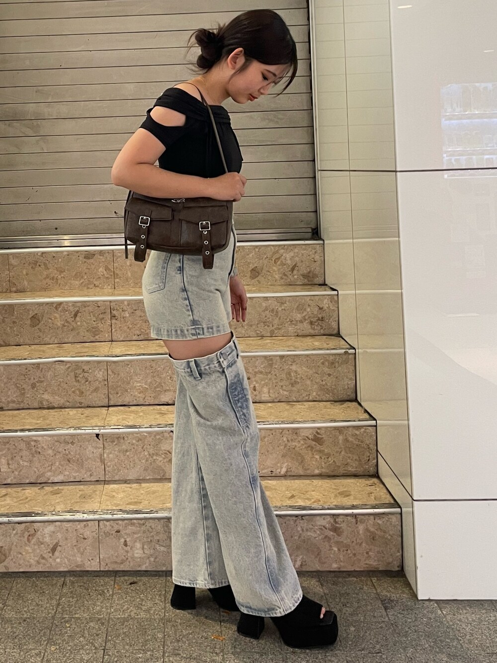 ブラック系のTシャツ/カットソー、ブルー系のデニムパンツ、ブラック系のサンダルを着用したレディースの夏コーディネートの2枚目の写真