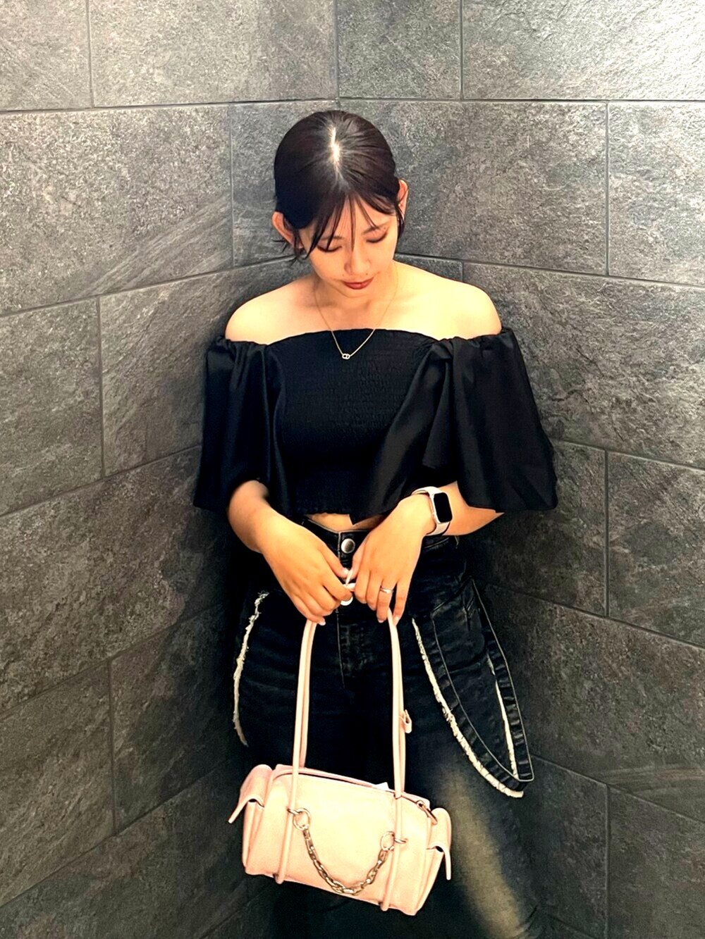 ブラック系のサンダル、ピンク系のハンドバッグ、ブルー系のデニムパンツを着用したレディースの夏コーディネートの5枚目の写真