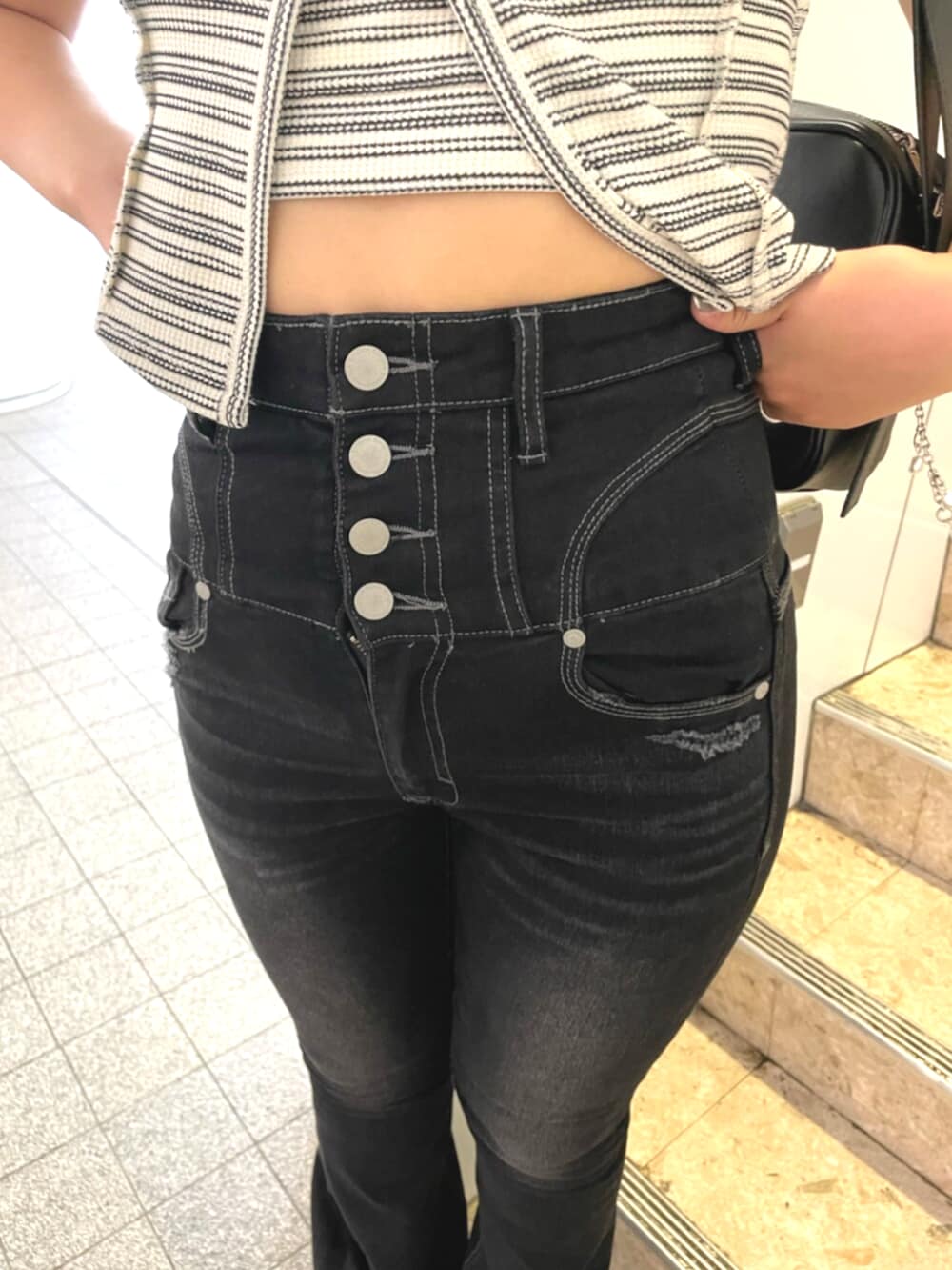 その他のTシャツ/カットソー、ブラック系のデニムパンツ、ブラック系のサンダルを着用したレディースの秋コーディネートの7枚目の写真